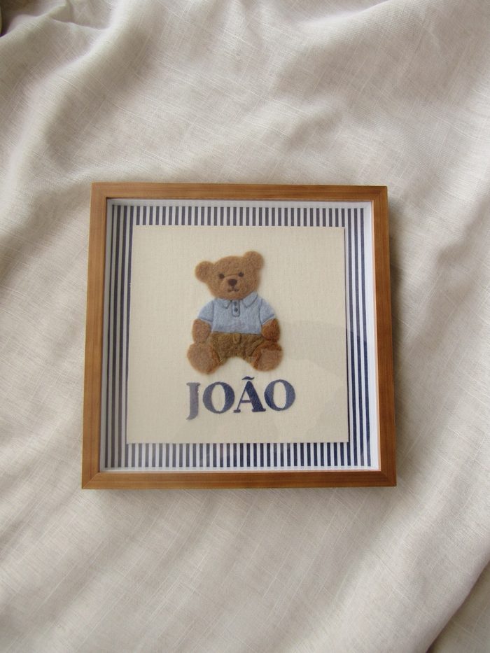 Porta-maternidade João, ursinho em lã e moldura de madeira