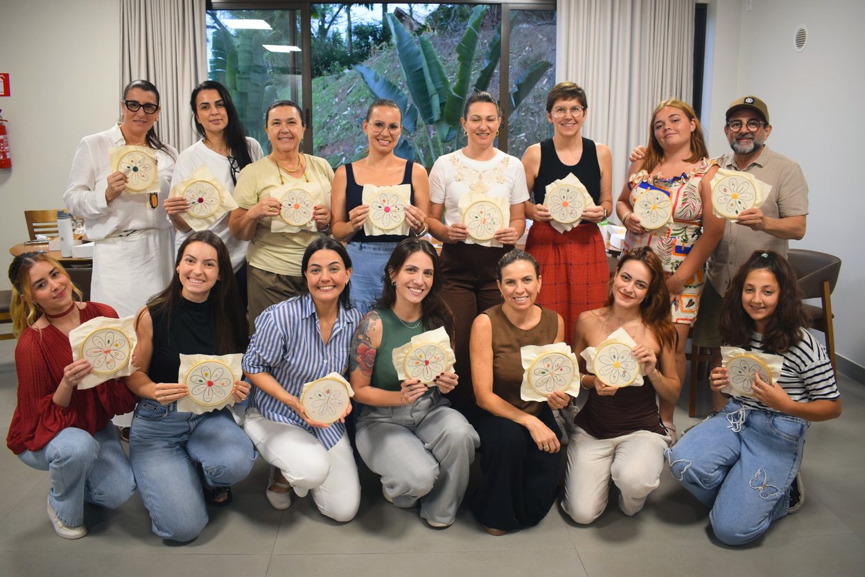 Turma da aula de bordado, cada pessoa com seu bastidor